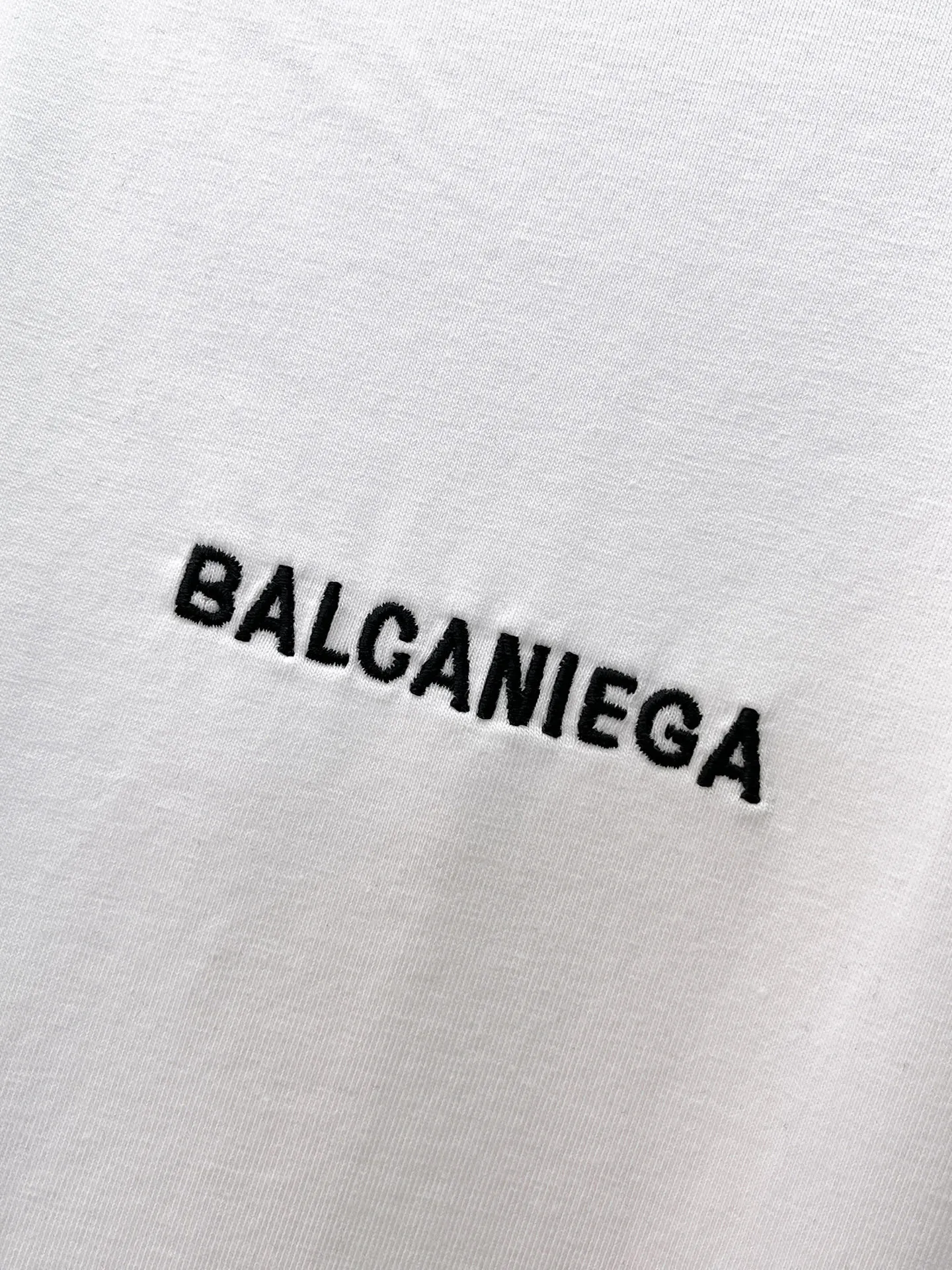 Balenciaga's high-end top-quality products 🐮2026 Spring and Summer New Arrival first counter, the latest New Arrival short-sleeved round neck T-shirt, Premium customized design, avant-garde and fashionable! Brand logo heavy craftsmanship design Premium customized 260g fabric. Soft to the touch. Comfortable to wear. Counter-level exquisite stitching. Fine workmanship. The upper body effect is incomparably handsome! A must-have item for men and women with the same style! Sizes: S~XXL When placing an order, please state your height and weight. The maximum wearing size is 210 pounds (one size larger)